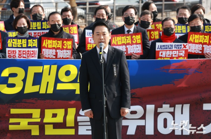 장동혁 국민의힘 대표가 5일 오전 서울 종로구 청와대 사랑채 앞 분수대에서 열린 현장 의원총회에서 마무리 발언을 하고 있다.