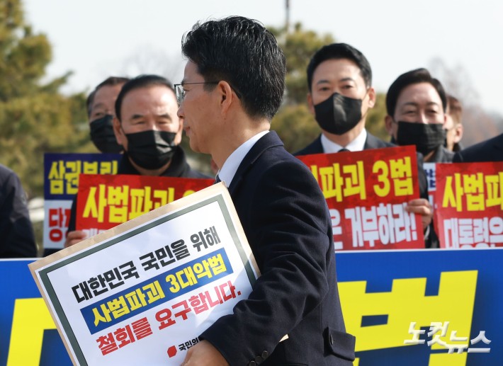 정을호 청와대 정무비서관이 5일 오전 서울 종로구 청와대 사랑채 앞 분수대에서 열린 국민의힘 현장 의원총회에서 3대 사법 파괴 악법 철회 요구서를 받고 있다.