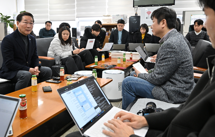 유정복 인천시장이 기자들 질문에 답변하고 있다. 인천시 제공