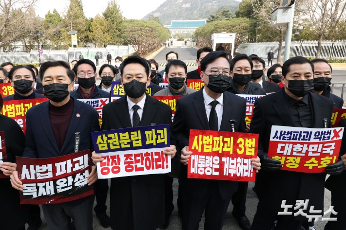 장동혁 국민의힘 대표와 송언석 원내대표를 비롯한 의원들이 5일 오전 서울 종로구 청와대 사랑채 앞 분수대에서 열린 현장 의원총회를 마친 후 청와대 앞으로 도보 행진을 하고 있다.