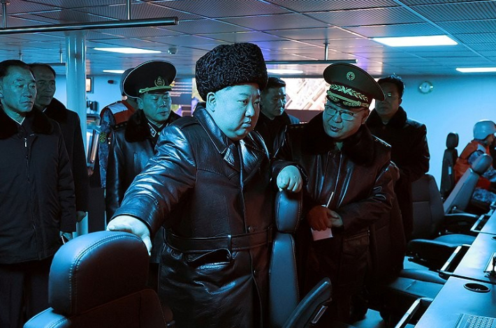 김정은 북한 국무위원장이 지난 3-4일 남포조선소에 있는 구축함 '최현호'에 올라 "해병들의 함운용훈련실태와 함의 성능 및 작전수행능력평가 시험공정을 료해(파악)"했다고 조선중앙통신이 5일 보도했다. 연합뉴스