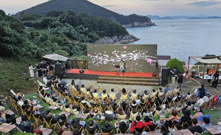 통영 추도 '영화의 섬'. 경남도청 제공 