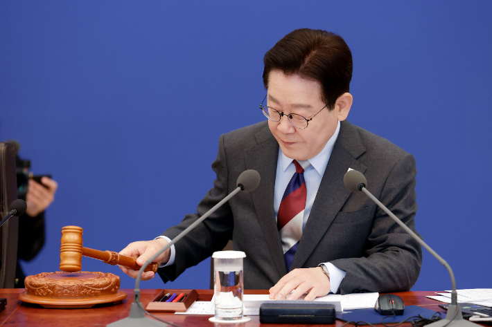 이재명 대통령이 5일 청와대에서 열린 중동 상황 대응책 논의를 위한 국무회의 개회선언을 하고 있다. 연합뉴스