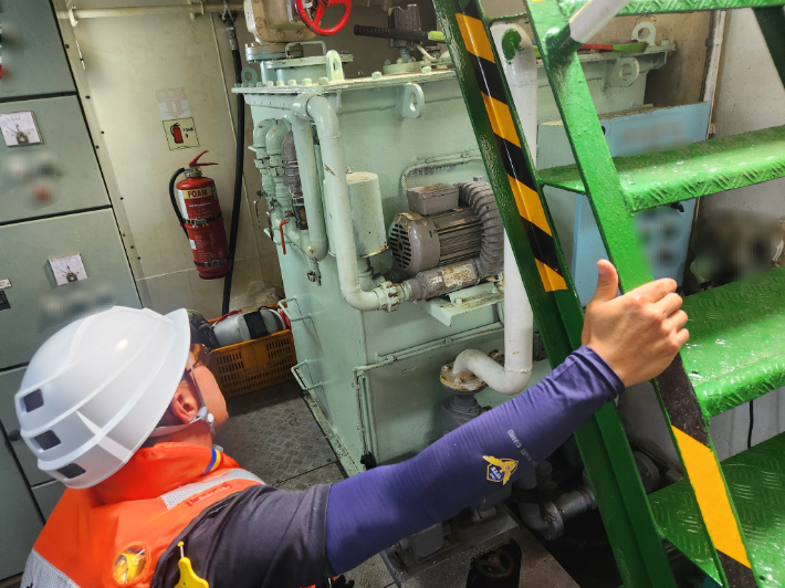 화물선 점검 중인 제주해경. 제주해양경찰서 제공