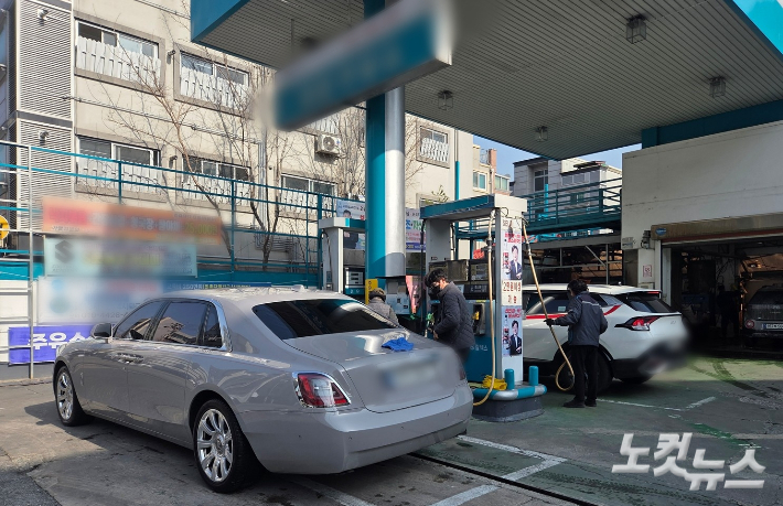 대전 서구의 한 주유소. 기름값 추가 상승을 우려한 시민들이 주유하기 위해 몰려들었다. 박우경 기자