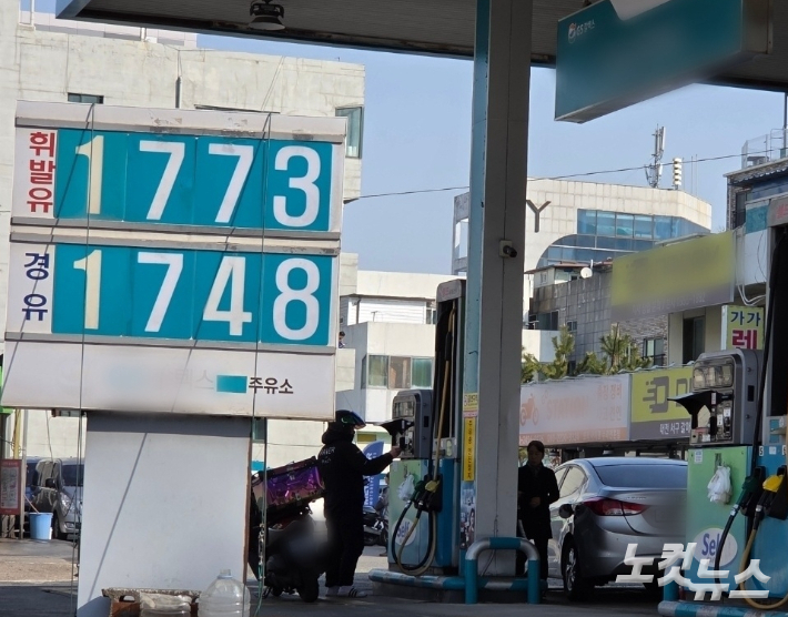 5일 오전 11시 기준 대전지역 휘발유가가 1800원대를 기록한 가운데, 대전 서구 한 주유소에서 시민들이 주유를 하고 있다. 박우경 기자