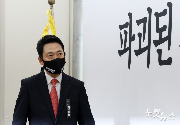 검정마스크 쓴 장동혁 대표