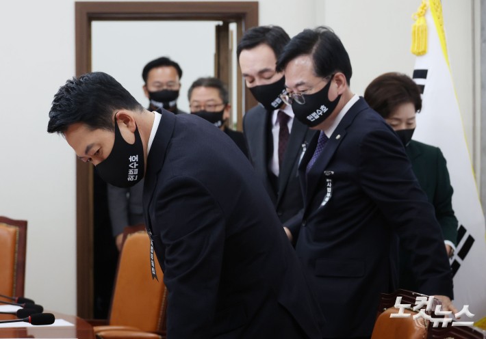 검정마스크 쓴 국민의힘