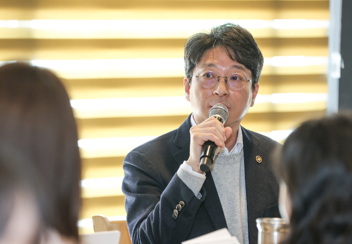 기자들의 질문에 답변하는 홍지선 차관. 국토교통부 제공