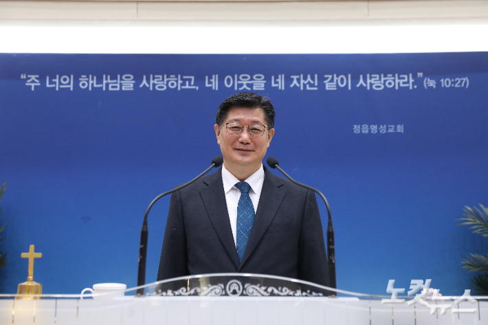 정읍시기독교연합회 대표회장 진재성 목사가 연합 부흥성회에서 인사말을 전하고 있다. 최화랑 기자