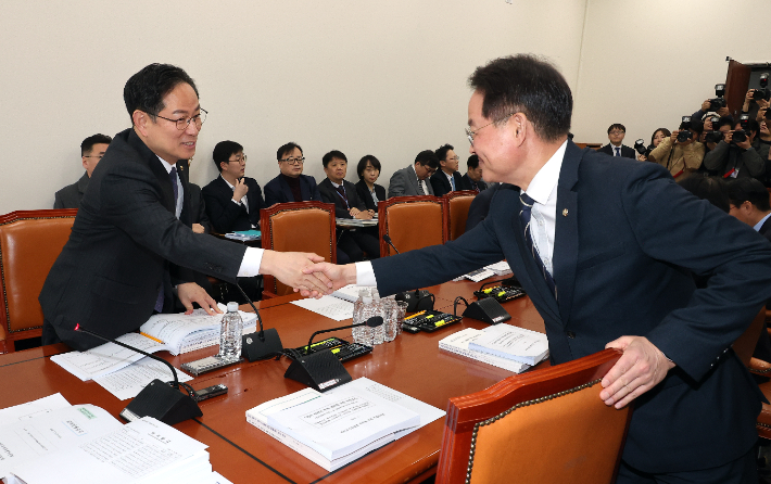5일 국회에서 열린 대미투자특별법 처리를 위한 특별위원회 법안심사소위원회에서 야당 간사인 국민의힘 박수영 의원(왼쪽)과 더불어민주당 허영 의원이 악수를 하고 있다. 연합뉴스