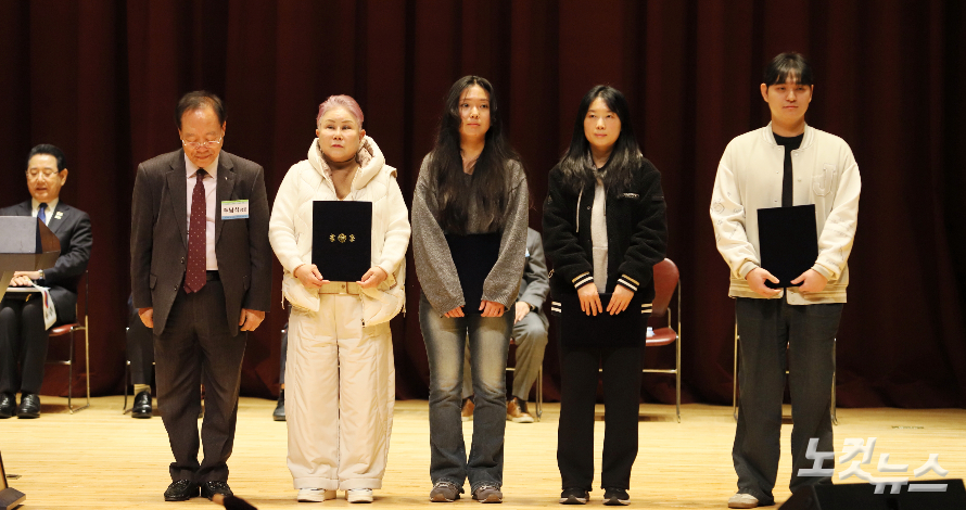 회장 주남식 장로(왼쪽)과 독립유공자 후손들이 기념촬영을 하고 있다. 한세민 기자