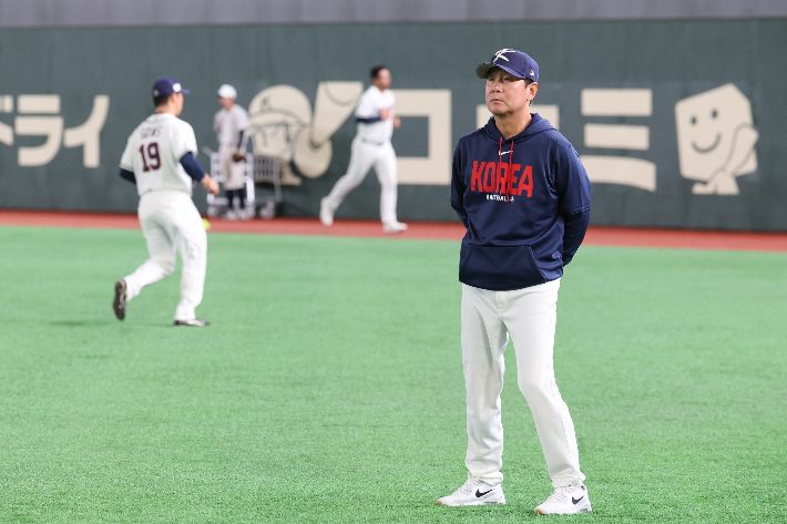 훈련 지켜보는 류지현 감독. 연합뉴스