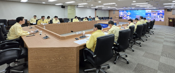 전라남도는 4일 도청서 황기연 전남도 행정부지사 주재로 관계 실·국장과 시군 부단체장이 참석한 가운데 가축 질병·봄철 산불 긴급 대책회의를 진행됐다. 전라남도 제공