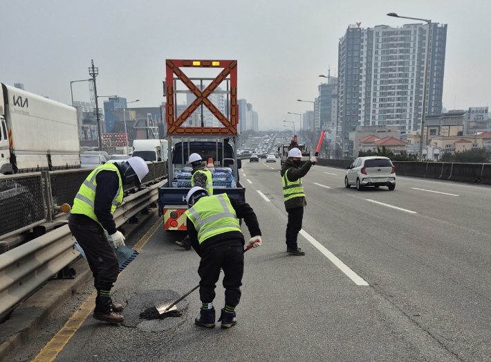 광주광역시 종합건설본부는 해빙기에 발생하는 도로파임, 이른바 포트홀과 급경사지 유실 등에 대비해 오는 4월 10일까지 도로 일제 점검을 실시한다. 광주시 제공