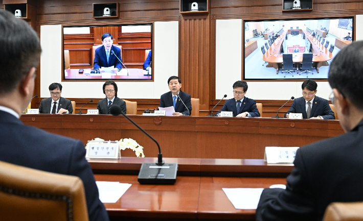 구윤철(가운데) 부총리 겸 재정경제부 장관이 5일 서울 종로구 정부서울청사에서 열린 '민생물가 특별관리 관계장관TF'를 주재하고 있다. 재정경제부 제공
