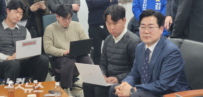 5일 박찬대 국회의원이 인천시 출입기자들과 간담회를 열고 인천시장선거 출마에 관한 의견을 밝혔다. 박창주 기자