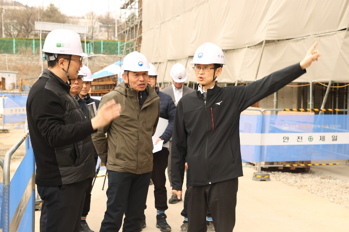 백승보 조달청장(맨 오른쪽)이 5일 대전광역시 유성구 소재 한국전자통신연구원 내 '마중물 플라자 건립사업' 현장을 방문해 해빙기 안전점검을 실시하고 있다. 조달청 제공