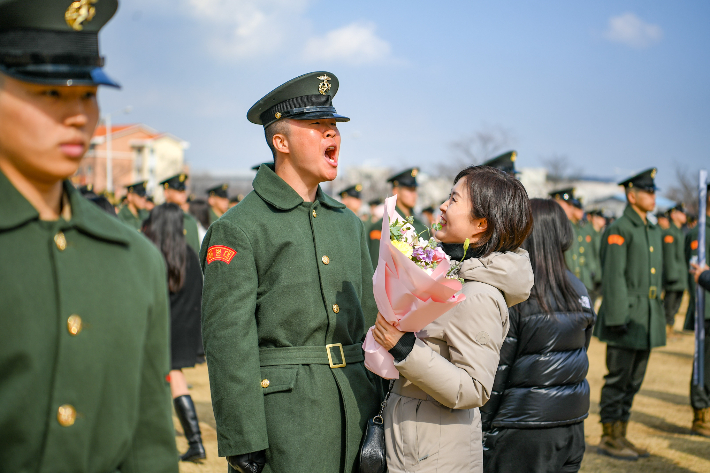 해병대 교육훈련단에서 5일 열린 신병 1326기 수료식에서 신병이 부모님께 교육훈련 수료 신고를 하고 있다. 해병대교육훈련단 제공