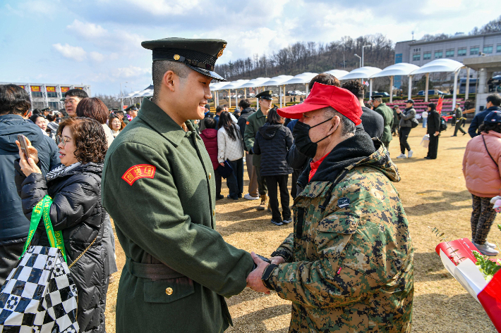 해병대 교육훈련단에서 5일 열린 신병 1326기 수료식에서 할아버지(선배 해병)가 신병에게 교육 수료를 축하해주고 있다. 해병대교육훈련단 제공
