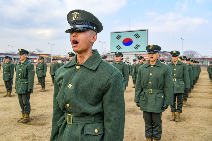 해병대 교육훈련단에서 5일 열린 신병 1326기 수료식에서 신병들이 애국가를 부르고 있다. 해병대교육훈련단 제공