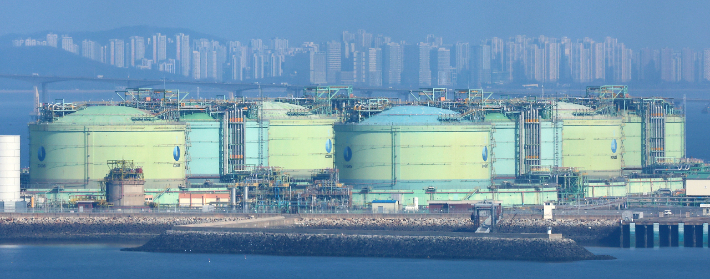 인천 연수구 송도 한국가스공사 인천생산기지 내 LNG 저장탱크 모습. 연합뉴스