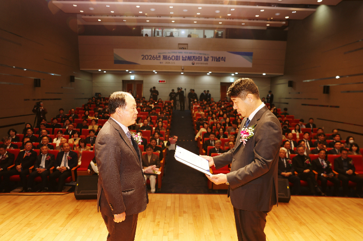 김학선 광주지방 국세청장이 5일 정부광주지방합동청사 2층 대강당서 모범 납세자 재경부장관상을 받은 허정 에덴병원장에게 표창장을 전수하고 있다. 광주지방국세청 제공
