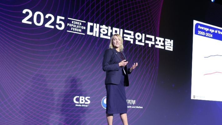 오사 한슨 스웨덴 출산율국가조사위원장이 지난 11월 서울 여의도 FKI타워 그랜드볼룸에서 CBS와 보건복지부 주최로 열린 '2025 대한민국 인구포럼 - 새로운 기회와 도전'에서 기조 발제를 하고 있다. CBS 사회공헌센터 제공