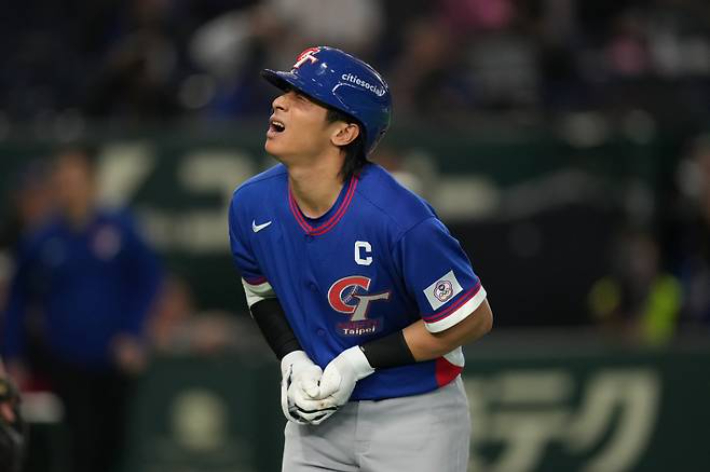 대만 주장 전제셴이 호주와 경기에서 투구에 손가락을 맞고 고통스러워 하고 있다. 연합뉴스 