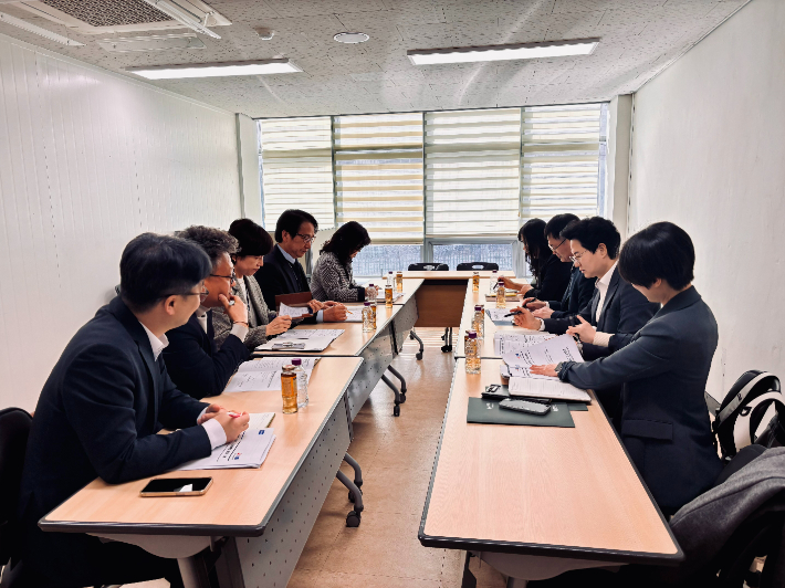 전라남도교육청 '전남광주교육행정통합추진단'과 광주광역시교육청 '광주전남교육행정통합실무준비단'이 5일 오전 광주교육청에서 통합 주요 과제에 대해 논의하고 있다. 광주시교육청 제공