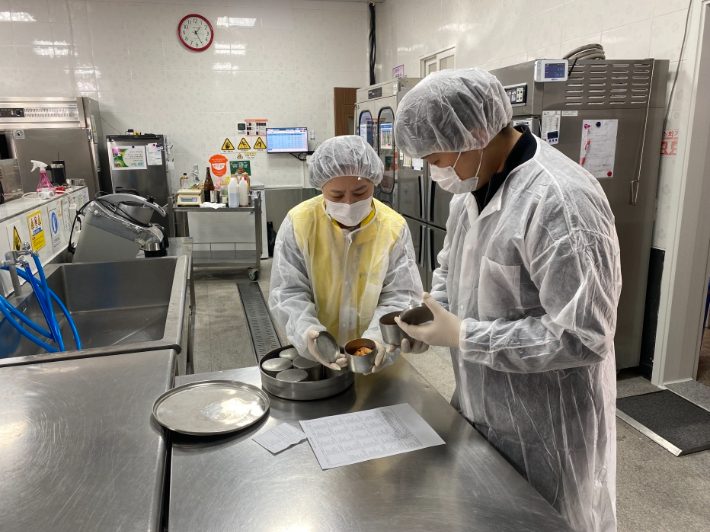 포항시 합동점검반이 학교 등 집단급식소를 대상으로 식중독 예방 합동 점검을 실시하고 있다. 포항시 제공