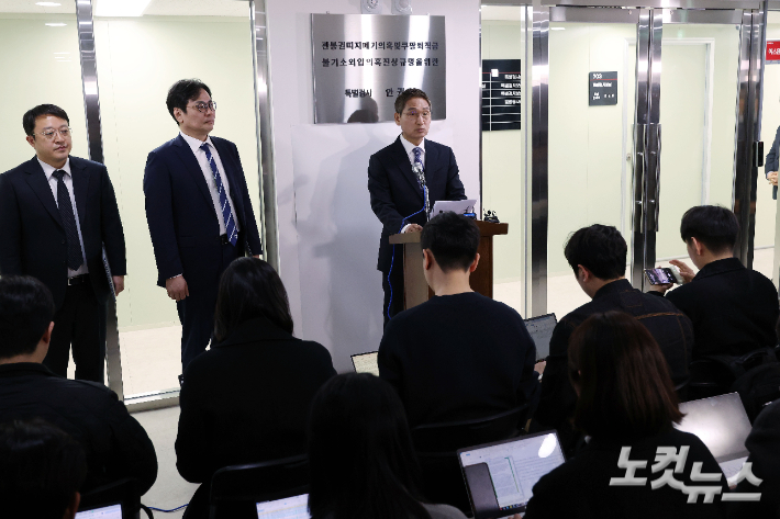 안권섭 특별검사가 5일 오후 서울 서초구 관봉권 띠지 폐기 의혹 및 쿠팡 퇴직금 불기소 외압 의혹 진상규명을 위한 특별검사팀 사무실에서 수사 결과를 발표하고 있다. 류영주 기자