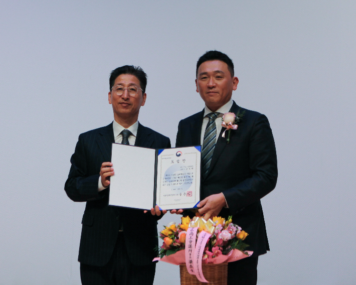 왼쪽부터 강성팔 부산지방국세청장, 대선주조 조우현 사장. 대선주조 제공 