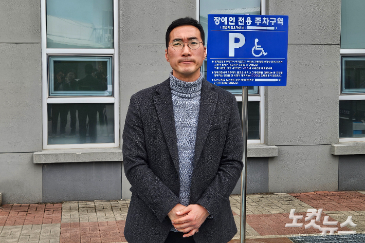 강릉 급발진 의심 사고 항소심 공판이 열린 5일 춘천지법 앞에서 도현군 부친인 이상훈씨가 발언하고 있다. 구본호 기자