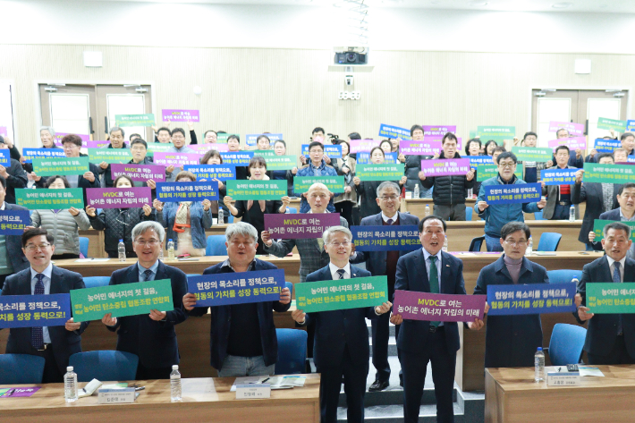 더불어민주당 전남·광주 통합 특별시장 경선 후보인 민형배 국회의원(광주 광산구을)은 5일 한국에너지공과대학교(KENTECH) 국제회의실에서 영암·해남에 3GW 규모 햇빛 기본소득마을 조성을 발표한 가운데 참석자들과 퍼포먼스를 하고 있다. 민 의원실 제공 