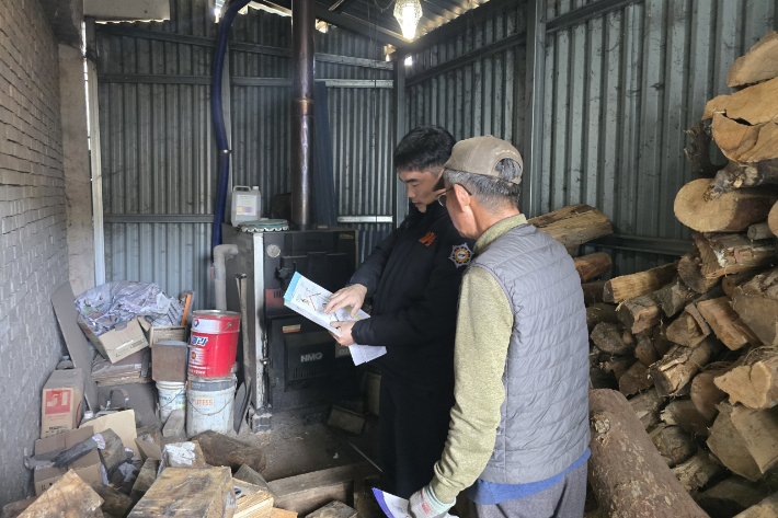 화목보일러 사용 주택에 대한 시설 점검하는 강원소방 관계자 모습. 강원소방 제공