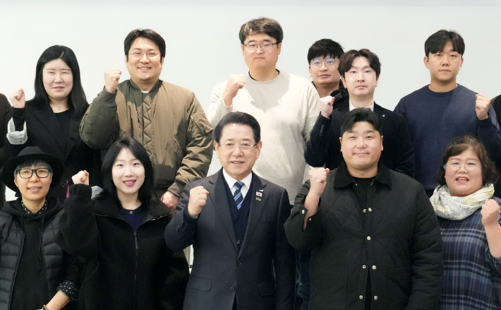 김영록 전라남도지사가 5일 나주 남도의병역사박물관에서 청년기업 관계자들과 '2026년 청년기업·소상공인 간담회'를 마친 뒤 기념촬영을 하고 있다. 전라남도 제공