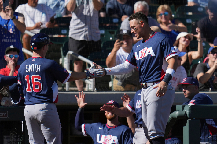 5일(한국시간) 콜로라도 로키스와 평가전에서 솔로 홈런을 터뜨린 미국 대표팀 캡틴 에런 저지. 연합뉴스