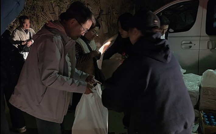 4일(현지시간) 새벽 1시간 조금 넘은 시각 이집트 수도 카이로의 외국인 밀집 거주 지역인 마디의 빅토리아 광장 인근에 전쟁의 포화를 피해 국경을 넘은 이스라엘 체류 국민과 동포, 단체관광객 등이 도착해 주이집트한국대사관이 마련한 도시락을 받아 들고 있다. 연합뉴스