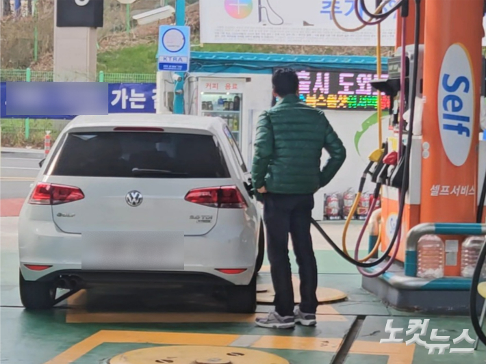 5일 부산 남구의 한 주유소에서 운전자가 주유를 하고 있다. 김혜민 기자 