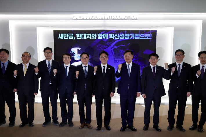 5일 오후 김민석 국무총리가 전북 새만금을 방문해 현대자동차 그룹의 9조 원 규모의 투자 계획을 점검했다. 새만금개발청 제공