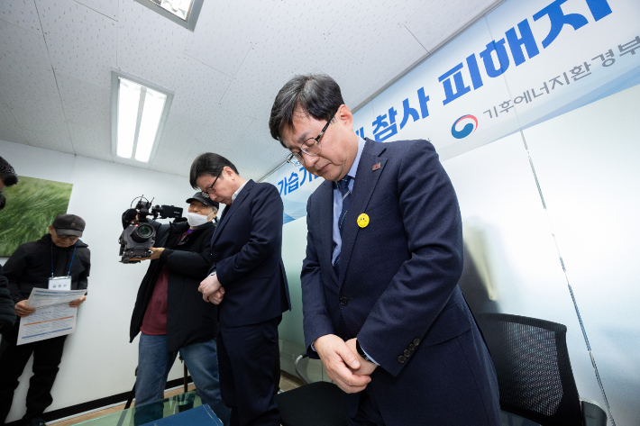 김성환 기후에너지환경부장관이 지난달 25일 서울시 중구 소재 가습기살균제 피해자 소통 공간에서 열린 가습기살균제 참사 피해자 간담회에서 희생자를 위한 묵념을 하고 있다. 연합뉴스