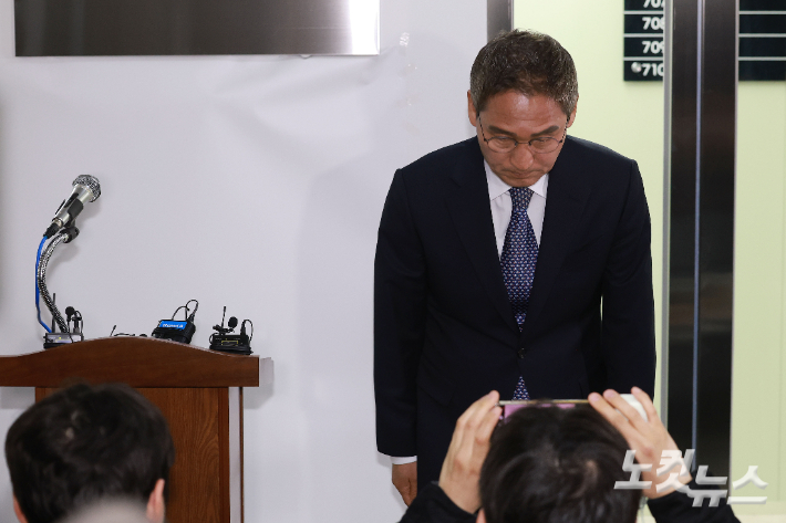 안권섭 특별검사가 5일 오후 서울 서초구 관봉권 띠지 폐기 의혹 및 쿠팡 퇴직금 불기소 외압 의혹 진상규명을 위한 특별검사팀 사무실에서 수사 결과를 발표하고 있다. 류영주 기자