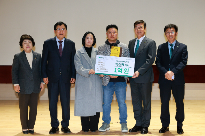 주낙영 경주시장이 지난 4일 청소년수련관에서 열린 취약계층 아동지원 후원 약정 전달식에서 '그린노블글럽' 경주 1호 회원인 박신영 대표와 기념촬영을 하고 있다. 경주시 제공