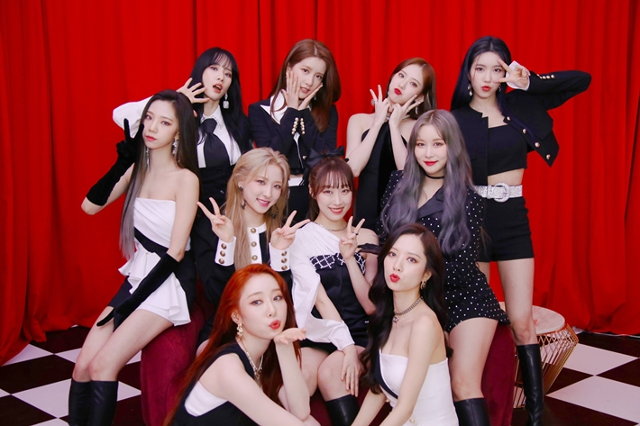 2016년 데뷔해 올해 10주년을 맞은 그룹 우주소녀. 사진은 코로나 팬데믹 시절인 2021년 발매한 '언내추럴' 앨범 당시 모습. 우주소녀 공식 트위터