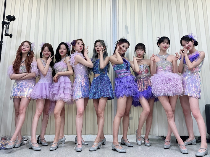 수빈이 추천한 '퀸덤2'의 '팬터마임' 무대 당시 우주소녀. 우주소녀 공식 트위터