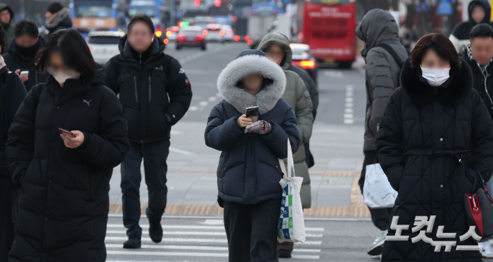 새해 첫 출근일인 2일 서울 최저기온이 -12도를 기록한 가운데 서울 광화문 사거리에서 시민들이 두꺼운 옷차림으로 발걸음을 재촉하고 있다. 황진환 기자