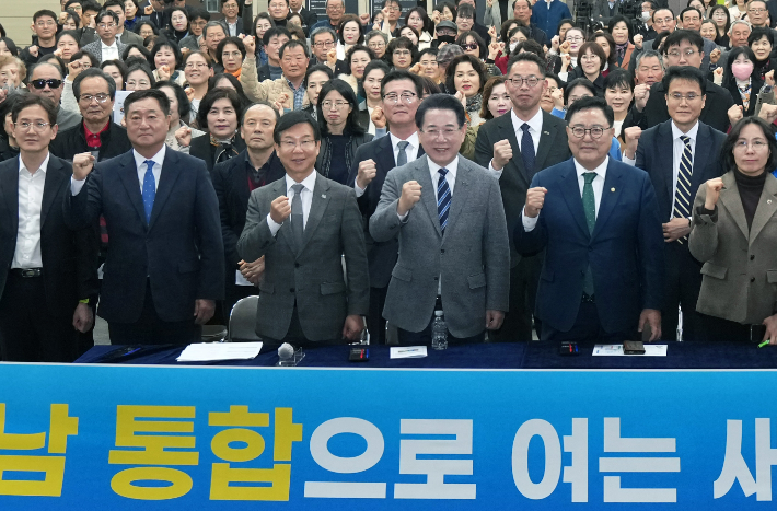 김영록 전라남도지사가 5일 광주 광산구청에서 열린 '전남·광주 행정통합 광주 자치구 초청 타운홀미팅(광산구)'에서 박병규 광주광산구청장 등 참석자들과 기념촬영을 하고 있다. 독자 제공
