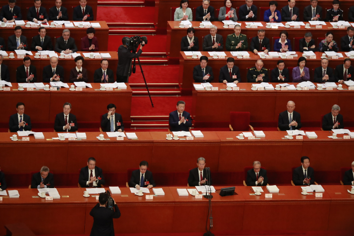 시진핑 중국 국가 주석과 지도부가 5일 베이징 인민대회당에서 개최된 전국인민대표대회(전인대) 연례회의에 참석해 박수를 치고 있다. 연합뉴스