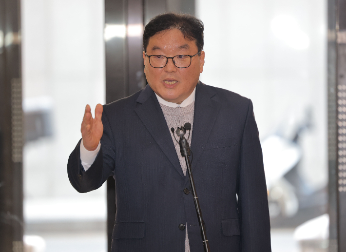 쿠팡 퇴직금 미지급 사건과 관련해 직권남용 권리행사 방해 및 국회에서의 증언·감정 등에 관한 법률 위반 혐의로 기소된 엄희준 검사가 27일 서울 서초구 안권섭 쿠팡·관봉권 상설특별검사팀 사무실 앞에서 기소 반박 기자회견을 하고 있다. 연합뉴스